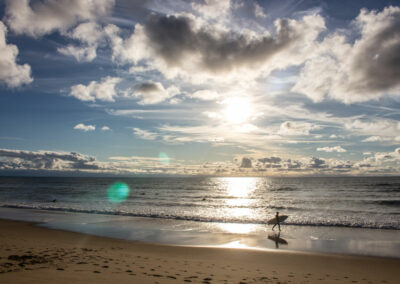 Ein Surfer in der Abendsonne an einem der malerischen Strände von Les Landes