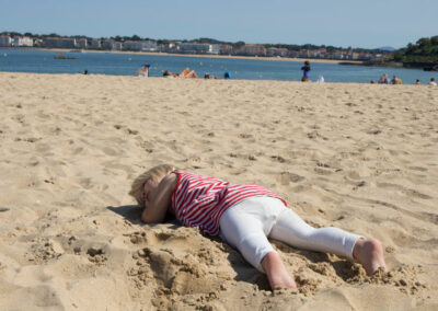 Müde von den Erlebnissen am Strand von Saint-Jean-de-Luz