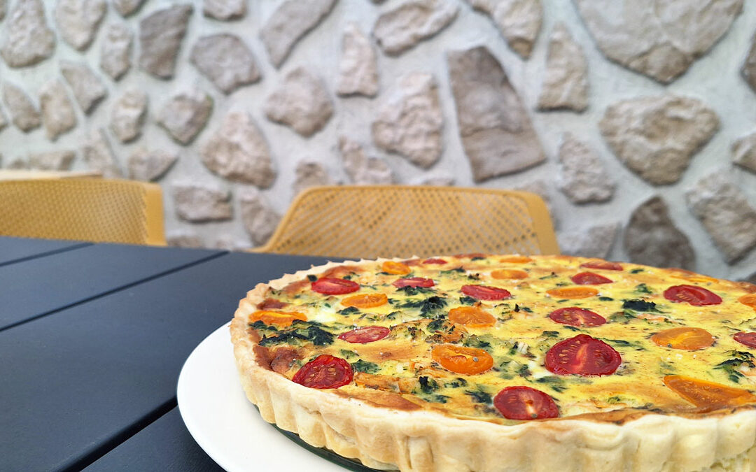 Wachteleier-Quiche mit Cherry-Tomaten und Blattspinat